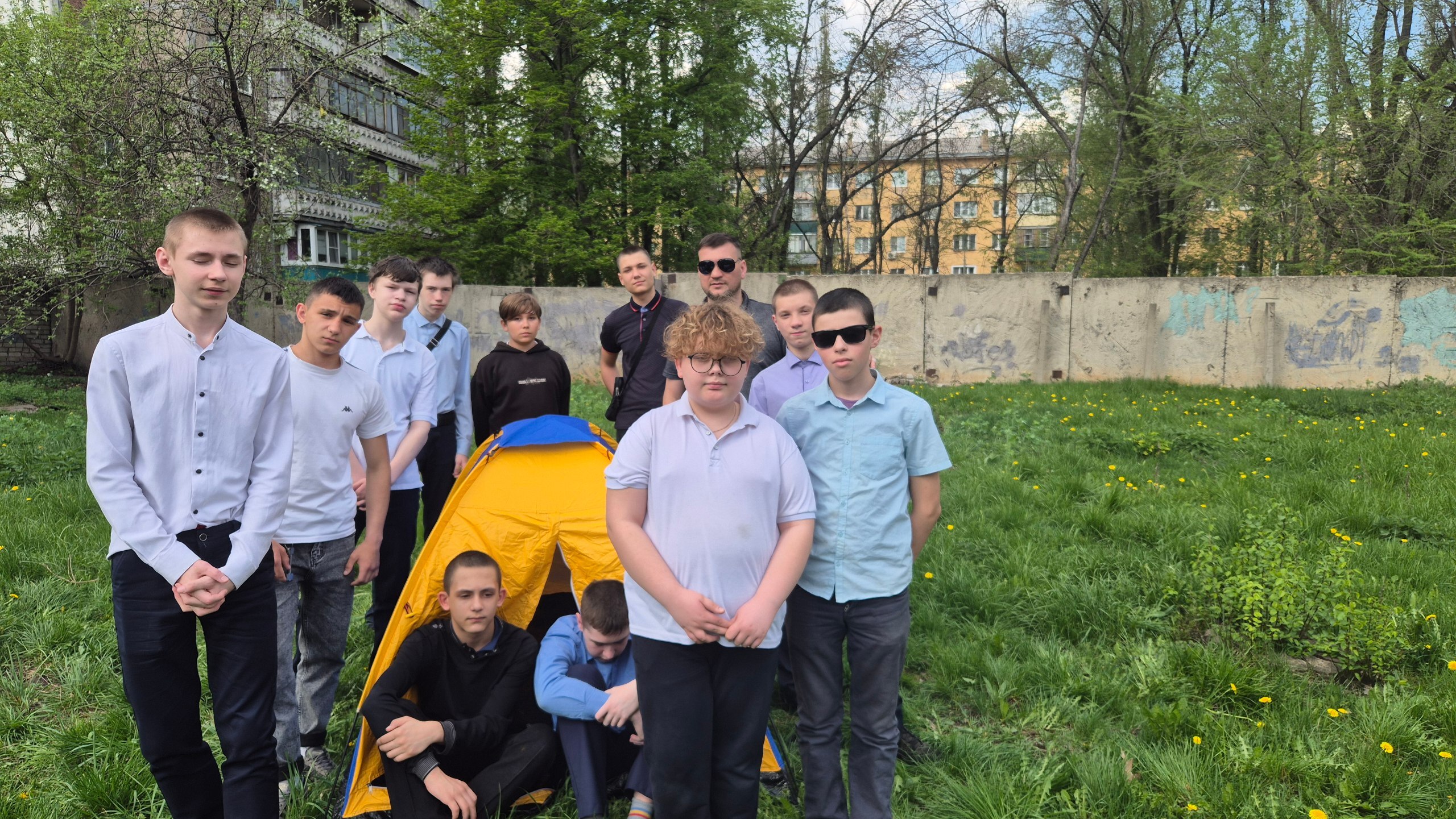 Устанавливать палатку научились ребята в кружке &amp;quot;Туризм и краеведение&amp;quot;.